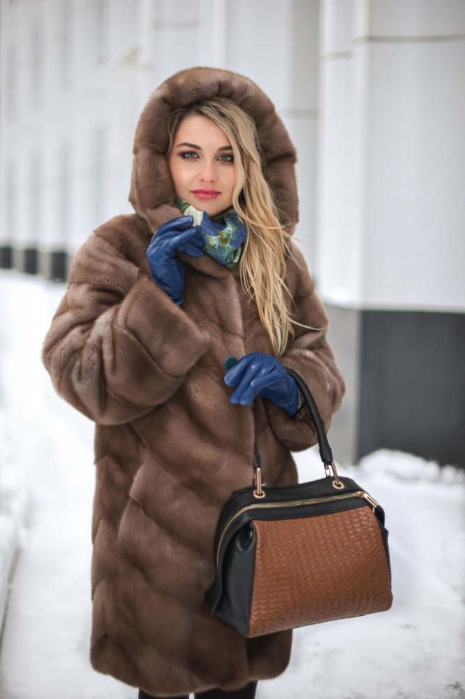 Норковая шуба с капюшоном 252К норка пастель - купить в Москве по выгодной  цене