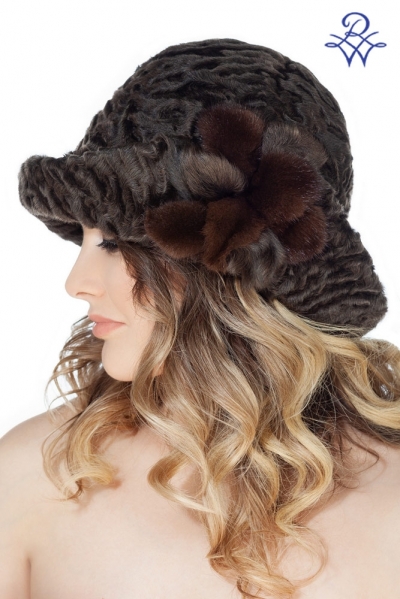 Меховая шляпа из каракульчи коричневая в гламурном стиле дизайнерского исполнения